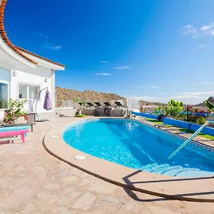 Sara In Villa